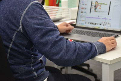 事務職の体験プログラムで、動画の編集作業に取り組むKaien利用者の男性＝京都市中京区で2025年10月31日午後1時53分、寺町六花撮影