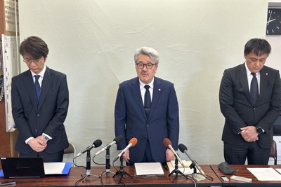吉田氏の作品を多目的トイレで隠していたことを記者会見で謝罪する高知県立大の甲田茂樹学長（中央）ら＝高知市で2026年2月13日午後2時1分、小林理撮影