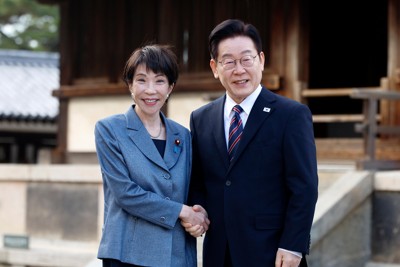 韓国各紙の論調の変化は李在明大統領の外交姿勢を反映か（写真は奈良県の法隆寺を訪れた李大統領＝右＝と高市早苗首相）＝2026年1月14日　Bloomberg