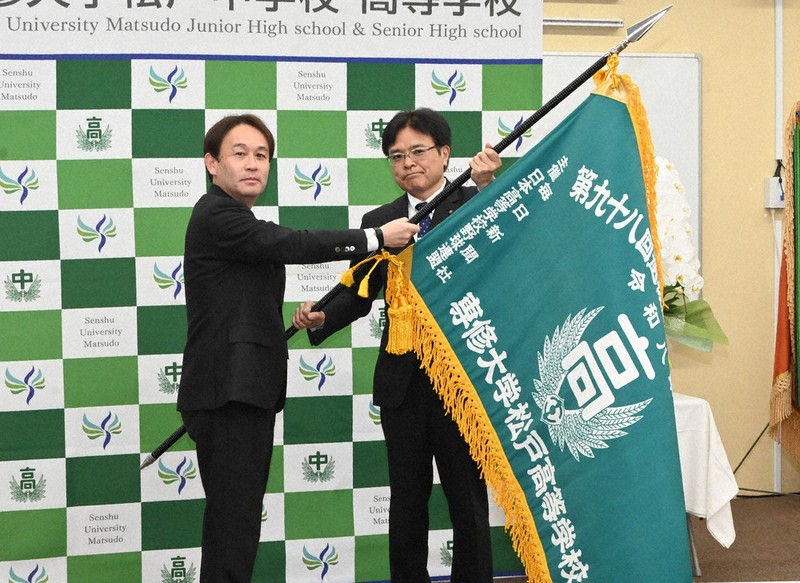 専大松戸へ選抜旗授与 「思いっきりプレーを」 甲子園での活躍に期待