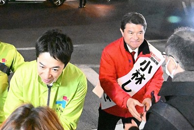 藤田文武共同代表（左）ら維新の協力を得て安定した選挙戦を展開した小林茂樹氏＝奈良市で2026年2月4日午後5時58分、山口起儀撮影
