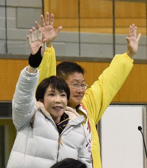 応援演説に駆けつけた高市早苗首相（左）と若林健太氏＝長野市で2026年2月2日午後3時24分、鈴木英世撮影