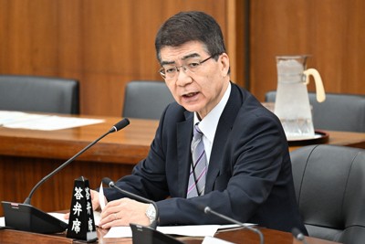 衆院憲法審査会で参考資料について説明する橘幸信さん。長く憲法論議を事務方として支えた＝国会内で2025年3月13日、平田明浩撮影