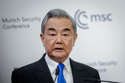 ミュンヘン安全保障会議で演説する中国の王毅外相兼共産党政治局員＝ドイツ南部ミュンヘンで2026年2月14日、DPA・AP