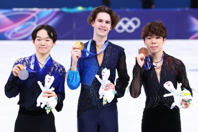 表彰式でメダルを手にする（左から）銀メダルの鍵山優真、金メダルでカザフスタンのミハイル・シャイドロフ、銅メダルの佐藤駿＝ミラノ・アイススケートアリーナで2026年2月13日、猪飼健史撮影