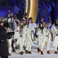 ミラノ・コルティナ冬季五輪の開会式で入場行進するアメリカの選手団＝リビーニョ・スノーパークで2026年2月6日午後10時7分、滝川大貴撮影