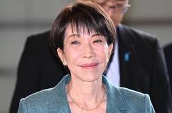 首相官邸に入る高市早苗首相。原発はじめ今後の政策運営が注目される＝2026年2月12日、平田明浩撮影