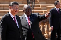 中国の習近平国家主席（左）は米露のように減らすべき核兵器を持っているとは考えていないようだ。写真は2023年8月、南アフリカ共和国プレトリアのイベントで同国のラマポーザ大統領とともに写ったもの＝AP