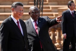 中国の習近平国家主席（左）は米露のように減らすべき核兵器を持っているとは考えていないようだ。写真は2023年8月、南アフリカ共和国プレトリアのイベントで同国のラマポーザ大統領とともに写ったもの＝AP
