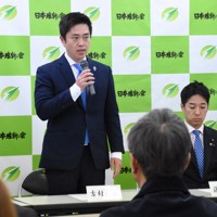 日本維新の会の常任役員会であいさつする吉村洋文代表＝大阪市中央区で2026年2月15日午後4時1分、鈴木拓也撮影