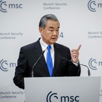ミュンヘン安全保障会議で演説する中国の王毅外相兼共産党政治局員＝ドイツ南部ミュンヘンで2026年2月14日、DPA・AP