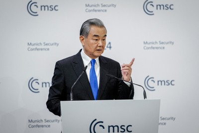 ミュンヘン安全保障会議で演説する中国の王毅外相兼共産党政治局員＝ドイツ南部ミュンヘンで2026年2月14日、DPA・AP