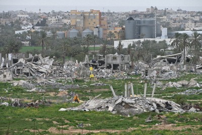 戦闘で破壊された建物の近くに、イスラエル軍の撤退ラインを示す黄色い標識が見える＝パレスチナ自治区ガザ地区中部デルバラーで2026年2月12日午後3時20分、松岡大地撮影