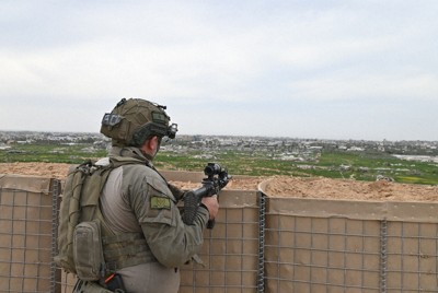 銃口を向けて警戒にあたるイスラエル軍の兵士＝パレスチナ自治区ガザ地区中部デルバラーで2026年2月12日午後3時17分、松岡大地撮影
