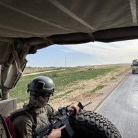 ガザ地区の取材はイスラエル軍の軍事車両で移動した＝パレスチナ自治区ガザ地区で2026年2月12日午後2時54分、松岡大地撮影