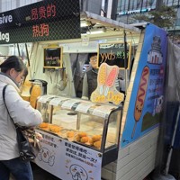 中国人観光客向けに中国語で商品の宣伝をする露店＝ソウル市の明洞で2026年2月14日午後5時4分、福岡静哉撮影