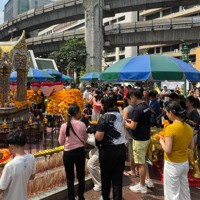 観光客らでにぎわうヒンズー教寺院「エラワン廟（びょう）」＝バンコクで2026年2月15日、武内彩