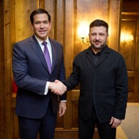会談前に握手を交わすウクライナのゼレンスキー大統領（右）とルビオ米国務長官＝ドイツ南部ミュンヘンで2026年2月14日、ウクライナ大統領府提供・ロイター