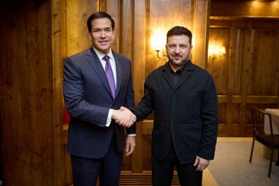 会談前に握手を交わすウクライナのゼレンスキー大統領（右）とルビオ米国務長官＝ドイツ南部ミュンヘンで2026年2月14日、ウクライナ大統領府提供・ロイター