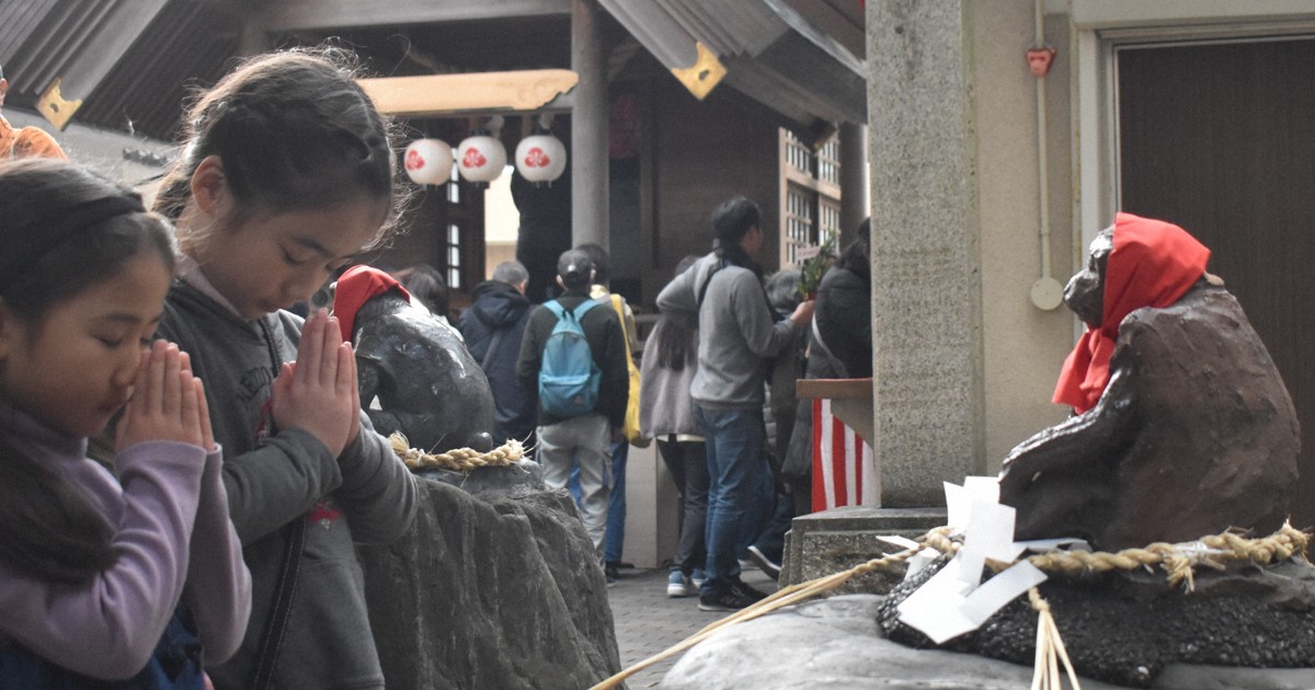 「災い去る」「落ちない」　猿面求め長い列　福岡の神社で初庚申大祭