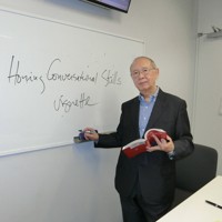 日米会話学院の授業で教壇に立つ杉田敏さん＝2026年1月10日、東京都新宿区で長野宏美撮影