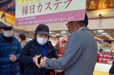 売り出し前には毎回店頭に行列ができるなごみの米屋の縁日カステラ＝千葉県成田市で2025年12月28日、合田月美撮影