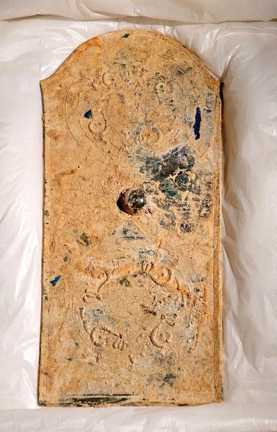 文化財のあした：古代の銅鏡に新たな謎 異例の盾形 富雄丸山古墳の驚き