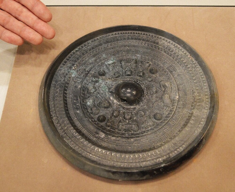 文化財のあした：古代の銅鏡に新たな謎 異例の盾形 富雄丸山古墳の驚き