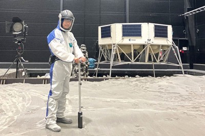 ドイツ・ケルンの月面模擬施設LUNA（DLR／ESA）で実施された小型震源装置の試験＝東大提供