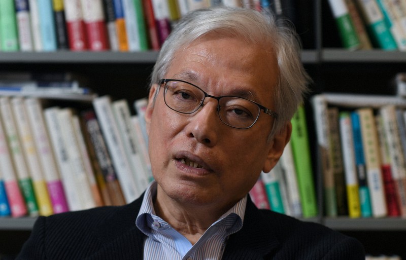 インタビューに答える山口二郎・法政大教授＝東京都千代田区で2026年1月26日、宮本明登撮影