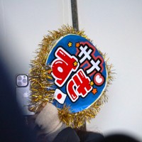 衆院選の街頭演説で、高市早苗首相を応援するうちわを手にスマートフォンを向ける聴衆＝札幌市手稲区で2026年1月28日午後2時4分、原諒馬撮影