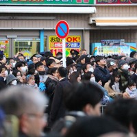 衆院選の街頭演説で高市早苗首相にスマートフォンを向ける聴衆＝東京都北区で2026年2月7日、原諒馬撮影