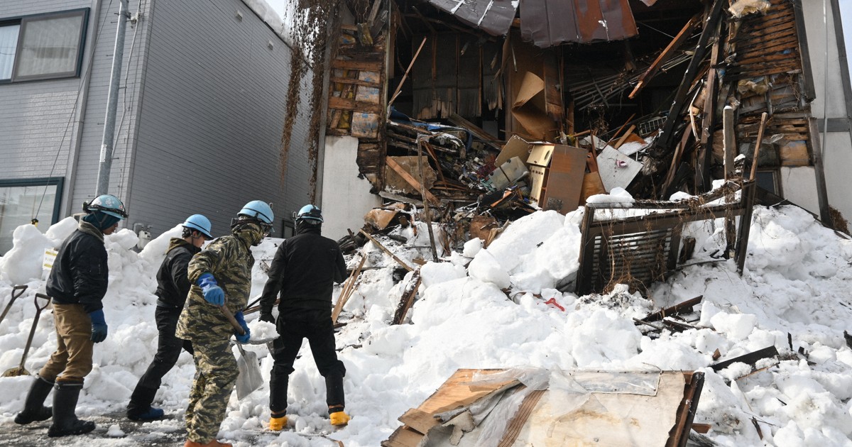 雪で崩れ、家財道具が外に…青森市初、特定空き家の緊急代執行に着手