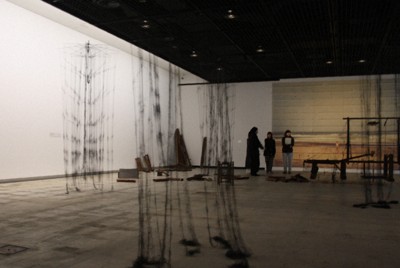 ほどかれた傘がつるされ、織り機（右奥）などが置かれた作品「気配這う」＝広島市南区で2026年2月13日午後5時12分、宇城昇撮影