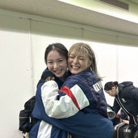 一緒に出場した国民スポーツ大会で、坂本花織選手（右）とハグをする高木謡選手＝高木選手提供
