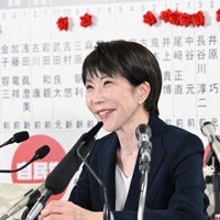 自民党開票センターで取材に応じる高市早苗首相＝東京都千代田区で2026年2月8日午後10時20分、平田明浩撮影