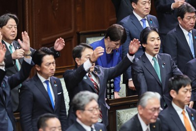 衆院が解散され、議員らが万歳するなか一礼する高市早苗首相＝国会内で2026年1月23日、和田大典撮影