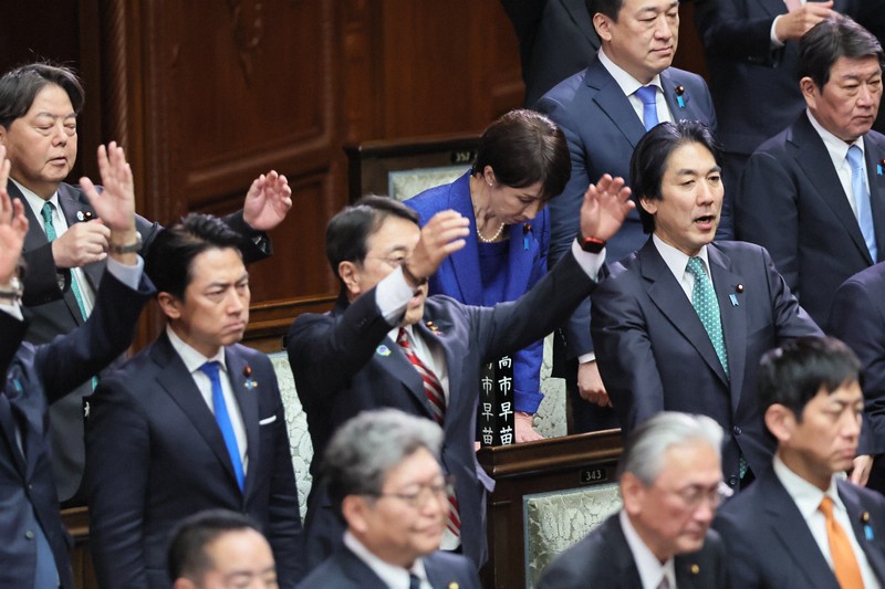 衆院が解散され、議員らが万歳するなか一礼する高市早苗首相＝国会内で2026年1月23日、和田大典撮影