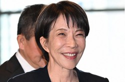 首相官邸に入る高市早苗首相。原発への公的融資は第2次高市政権で実現するのか＝2026年2月13日、平田明浩撮影