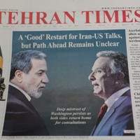 米国との核交渉再開を伝えるイランの新聞＝テヘランで2026年2月7日、WANAロイター