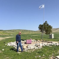 破壊されたパレスチナ人の住宅を見て回る、人権団体「ベツェレム」の職員。跡地にはイスラエル国旗が掲げられていた＝ヨルダン川西岸ハディーディーヤで2026年2月1日午後0時3分、松岡大地撮影