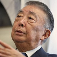 環境庁（当時）の長官として携わった1995年の政治解決について振り返る大島理森・元衆院議長＝東京都港区で2025年12月4日、和田大典撮影