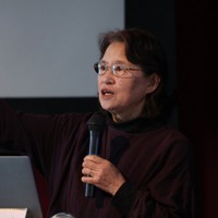 小学生を前に、亡くなった家族のことを話す語り部の吉永理巳子さん＝熊本県水俣市で2025年12月、金澤稔撮影