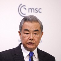 「ミュンヘン安全保障会議」で演説する中国の王毅外相兼共産党政治局員＝ドイツ南部ミュンヘンで2026年2月14日、ロイター