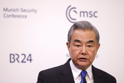 「ミュンヘン安全保障会議」で演説する中国の王毅外相兼共産党政治局員＝ドイツ南部ミュンヘンで2026年2月14日、ロイター