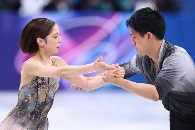 ペアフリーで演技する三浦璃来、木原龍一組＝ミラノ・アイススケートアリーナで2026年2月16日、猪飼健史撮影
