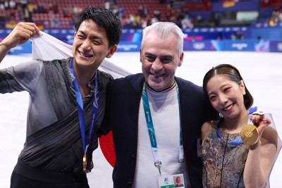 表彰式後にブルーノ・マルコット・コーチ（中央）と記念撮影する三浦璃来、木原龍一組＝ミラノ・アイススケートアリーナで2026年2月16日、猪飼健史撮影
