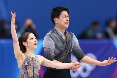 ペアフリーの演技を終えてあいさつする三浦璃来、木原龍一組＝ミラノ・アイススケートアリーナで2026年2月16日、猪飼健史撮影