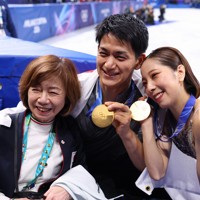 表彰式を終えて小林芳子強化副部長（左）と記念撮影する三浦璃来、木原龍一組＝ミラノ・アイススケートアリーナで2026年2月16日、猪飼健史撮影