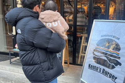 長男と一緒に外出する冨岡泰宏選手＝本人提供
